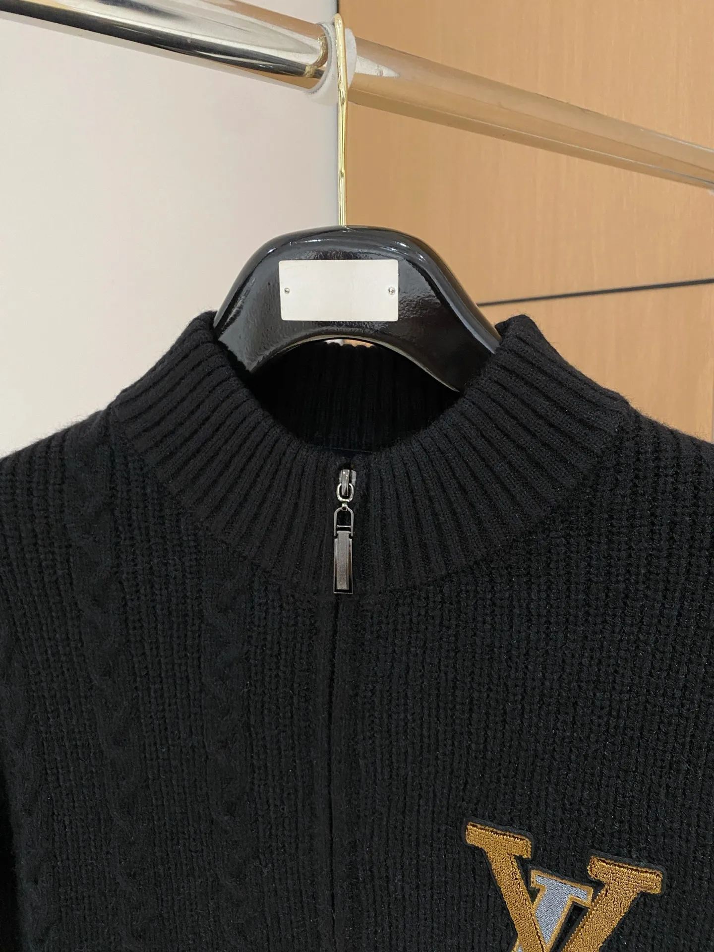 🅿️540 【LV Louis Vuitton】Autumn and winter classic cardigan sweater, in full condition! ! ! Wool blended fabric, the latest model in 2025, golden ratio! ! Slim-fitting soft gold, versatile and practical item, the combination and practicality are extremely powerful, simple and elegant, and classy! To create your own style, it is highly recommended to buy it in two colors. The standard slim fit tailoring process is suitable for both young and old men. It is knitted from wool and will not cause any discomfort! While keeping warm, it is stylish, textured and wearable, and the classic logo with contrasting colors on the chest feels in place! ! Recommended for regular customers! ! Size M-3XL (maximum wear: 190 pounds)
